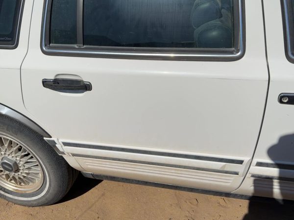 1994 Lincoln Town Car Rear Door RH White Wt — photo 2