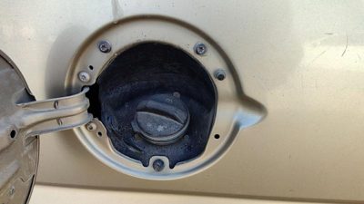 2004-2007 Silverado 1500 Fuel Filler Neck Assembly With Gas Cap Oem 15776491