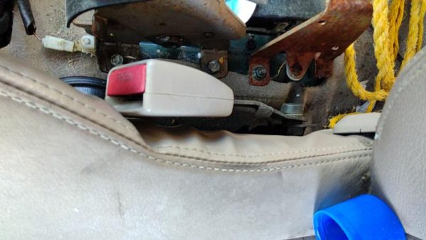 2000-02 Honda Passport Driver Left Front Seat Belt Buckle Receiver Oem Bge Beige — photo 1