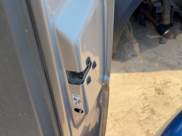 00-06 Suburban 1500 Passenger Right Rear Door Latch With Rods/Cables Oem Back — photo 1