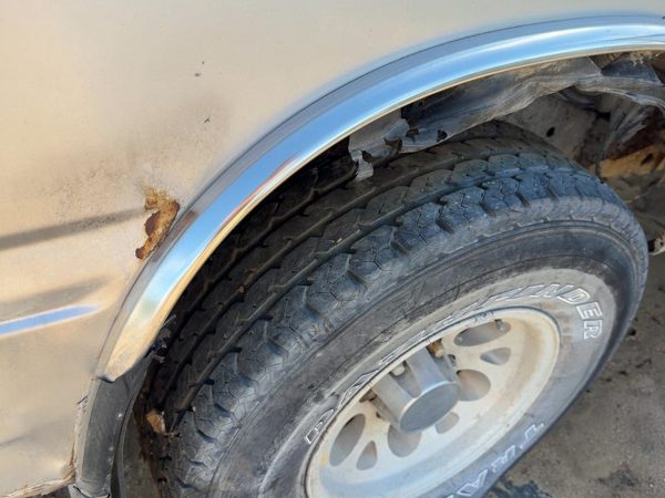 1988-1992 Isuzu Pup Passenger Right Rear Wheel Flare Moulding Oem Back Silver — photo 2
