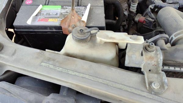 2000-2004 Nissan Xterra Coolant Reservoir Radiator Overflow Tank Bottle Oem — photo 2