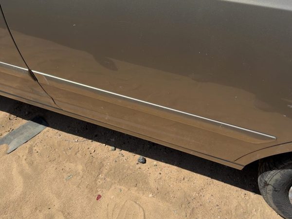 01-03 Elantra Driver Left Rear Moulding From Door Back Gls Sedan Prime Beige Ko — photo 1