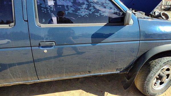 1995 Nissan Pathfinder Front Door RH Blue — photo 2