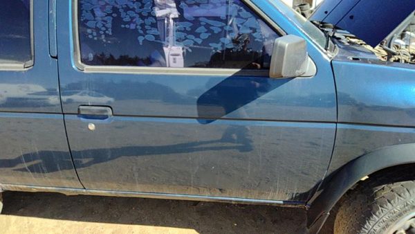 1995 Nissan Pathfinder Front Door RH Blue — photo 4
