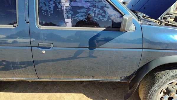 1995 Nissan Pathfinder Front Door RH Blue — photo 3