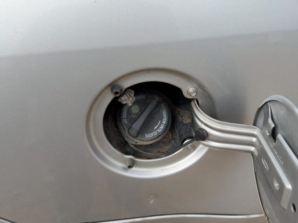 2005-2007 Ford Fivehundred Fuel Filler Neck Assembly With Gas Cap Oem 5G1Z9034Ba — photo 1