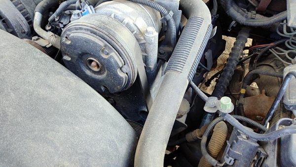 96-05 Chevy Suburban Power Steering Pump With Mount Bracket Oem 5.7L — photo 1