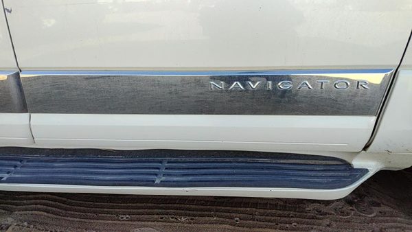 07-14 Navigator Passenger Right Front Moulding From Door Trim Pv White Chocolate — photo 1