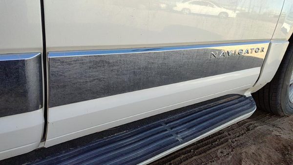 07-14 Navigator Passenger Right Front Moulding From Door Trim Pv White Chocolate — photo 4