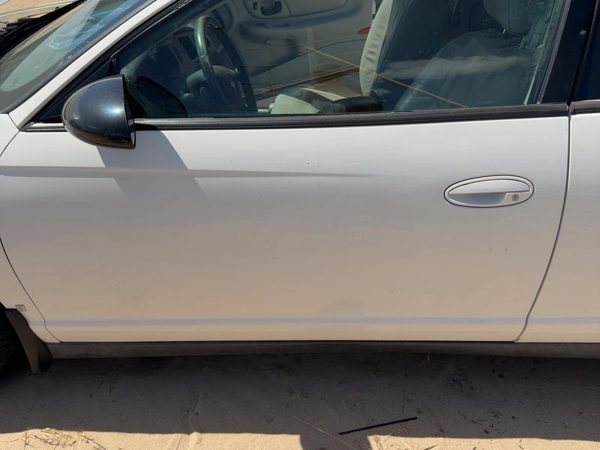2006 Chevy Monte Carlo Front Door LH White 40U — photo 1
