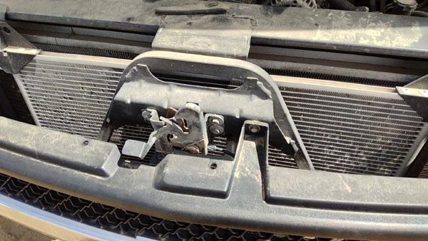 2001 2002 Silverado 2500 Hd Hood Latch Assembly With Bracket Oem 8.1l — photo 2