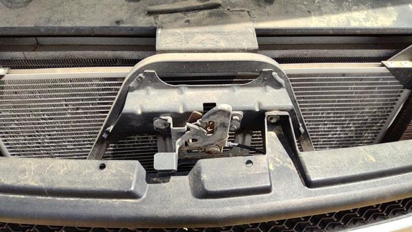 2001 2002 Silverado 2500 Hd Hood Latch Assembly With Bracket Oem 8.1l — photo 3