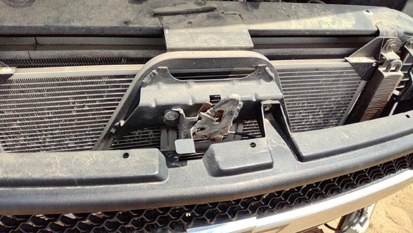 2001 2002 Silverado 2500 Hd Hood Latch Assembly With Bracket Oem 8.1l — photo 4