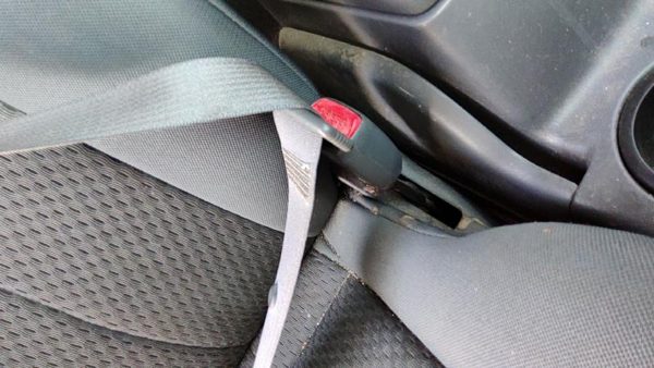 2002-2004 Nissan Xterra Passenger Right Front Seat Belt Buckle Receiver Gray K — photo 5