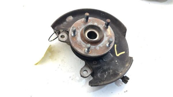 1985-1986 Toyota Camry Driver Left Front Spindle Steering Knuckle With Wheel Hub — photo 1