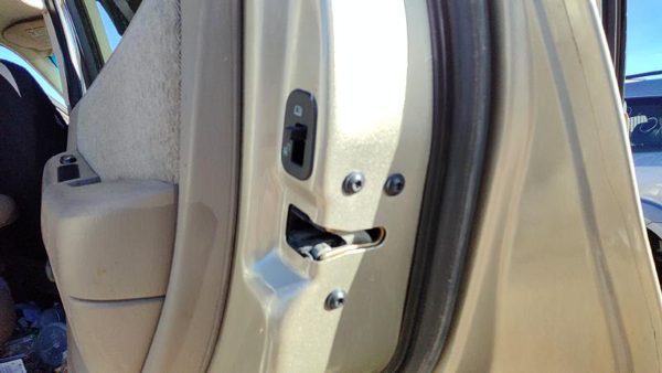 2002-2005 Ford Explorer Passenger Right Rear Door Latch With Rods/Cables Back — photo 1