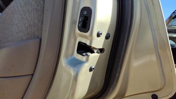 2002-2005 Ford Explorer Passenger Right Rear Door Latch With Rods/Cables Back — photo 2