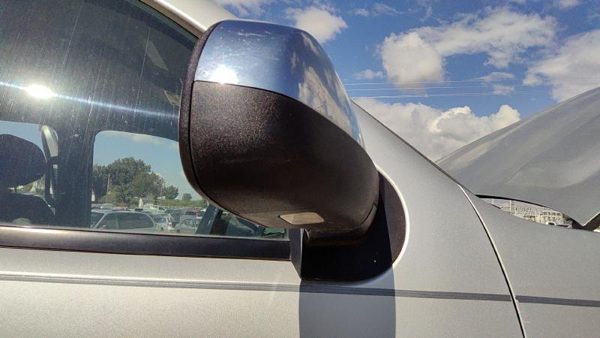 2010 Chevy Tahoe Door Mirror RH Silver U726S Is Loose — photo 3