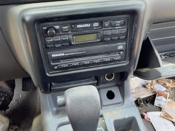 1998-2002 Isuzu Rodeo Trim Bezel Around Radio Surround Dash Panel Oem 5874078 — photo 2