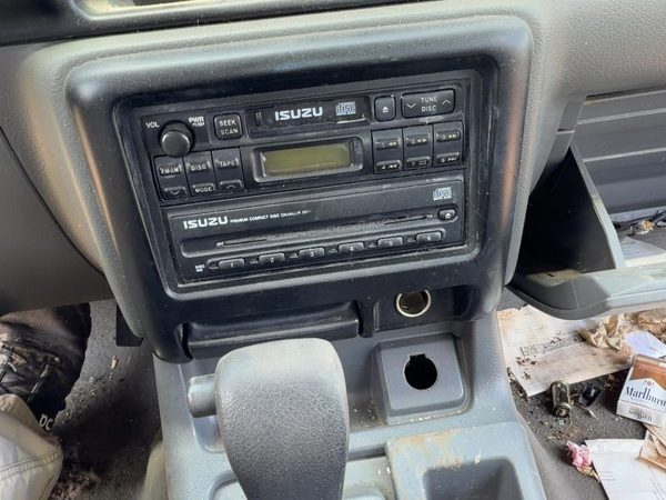 1998-2002 Isuzu Rodeo Trim Bezel Around Radio Surround Dash Panel Oem 5874078 — photo 3