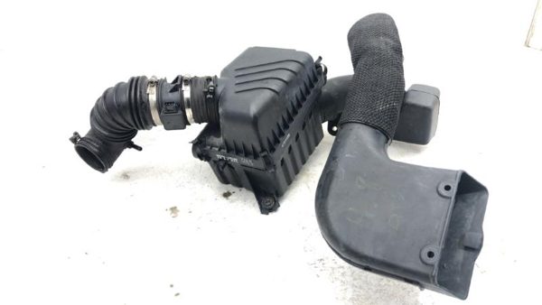 05-09 Tucson Complete Air Intake Cleaner Filter Box Housing With Tube 2.7L — photo 1