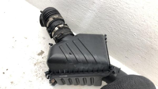 05-09 Tucson Complete Air Intake Cleaner Filter Box Housing With Tube 2.7L — photo 7