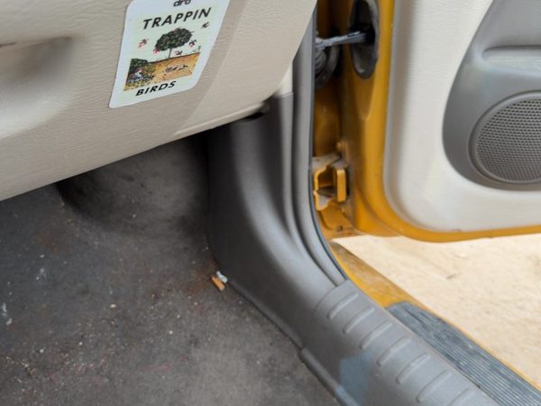 02 Chrysler Pt Cruiser Passenger Right Lower Kick Trim Panel Oem Taupe/Beige Fl — photo 2
