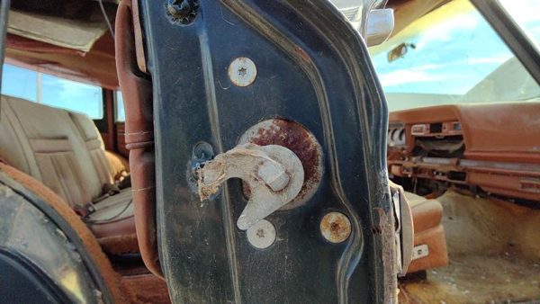 84-91 Jeep Grand Wagoneer Passenger Right Rear Door Latch With Rods/Cables Back — photo 2