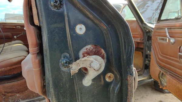 84-91 Jeep Grand Wagoneer Passenger Right Rear Door Latch With Rods/Cables Back — photo 1