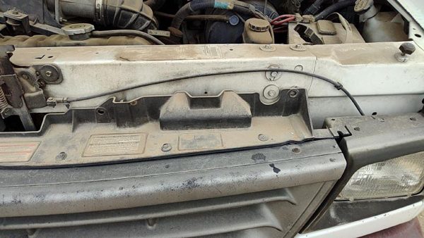 92-96 Ford Van E250 Top Plastic Cover Above Radiator Support Sight Shield Oem — photo 2