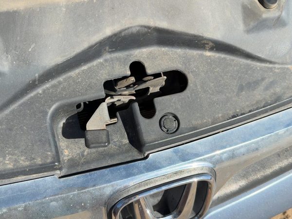 2003-2007 Honda Accord Hood Latch Assembly With Bracket Oem 7461775 — photo 4