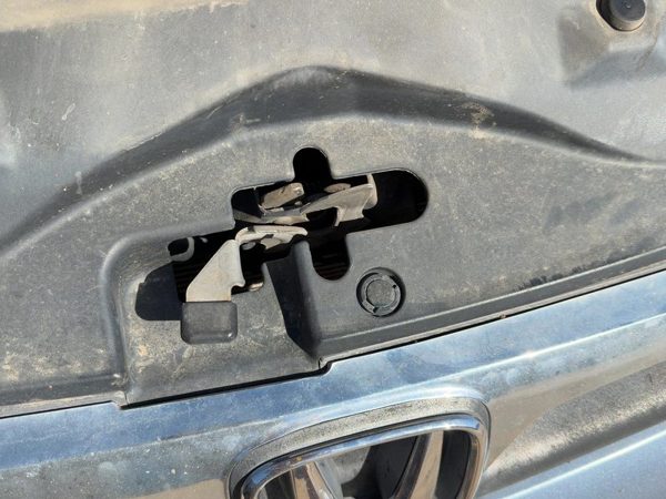 2003-2007 Honda Accord Hood Latch Assembly With Bracket Oem 7461775 — photo 2