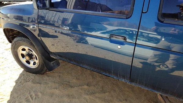 1995 Nissan Pathfinder Front Door LH Blue — photo 2