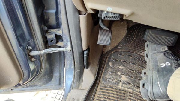 2002-2005 Ford Explorer Driver Left Lower Kick Trim Panel Oem Tan Gp — photo 2