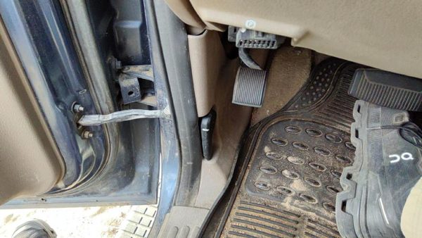 2002-2005 Ford Explorer Driver Left Lower Kick Trim Panel Oem Tan Gp — photo 3