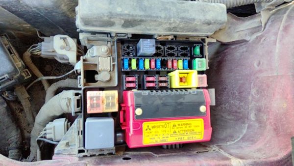2006 Mitsubishi Galant Engine Fuse Box 3.8L — photo 4