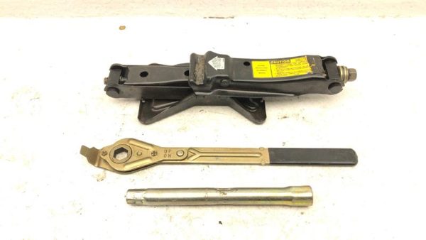 1988-1993 Olds Cutlass Cierra Olds Cutlass Jack Tool Kit Set Assembly Spare Oem — photo 1