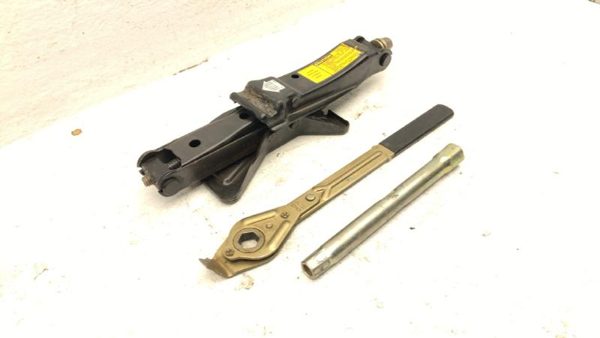 1988-1993 Olds Cutlass Cierra Olds Cutlass Jack Tool Kit Set Assembly Spare Oem — photo 2