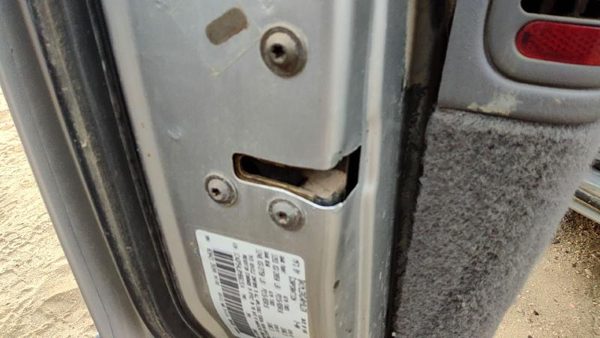 2000 Chrysler Town & Country Driver Left Front Door Latch With Rods/Cables Oem — photo 2