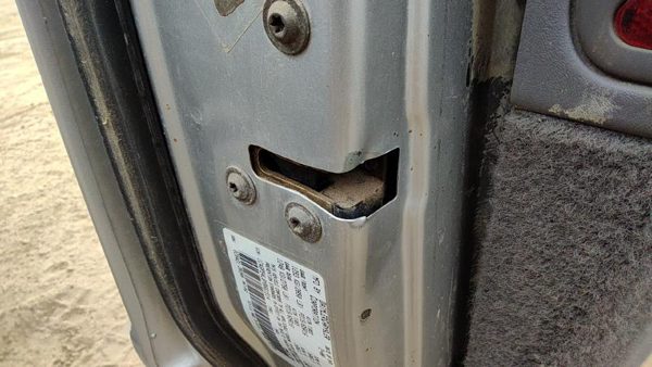 2000 Chrysler Town & Country Driver Left Front Door Latch With Rods/Cables Oem — photo 1