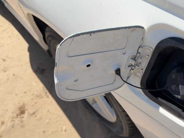 00-07 Chevy Monte Carlo Fuel Tank Door With Hinge Gas Lid Oem Filler White 40U — photo 4