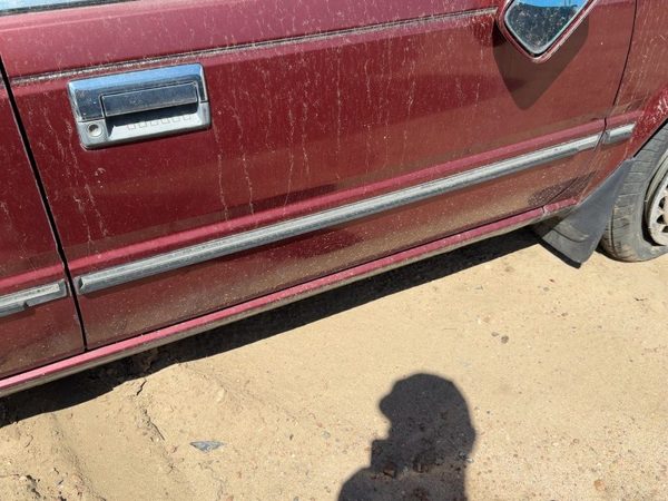 1987 Nissan Maxima Passenger Right Front Moulding From Door Oem 4Dr Sedan 4 Door — photo 1