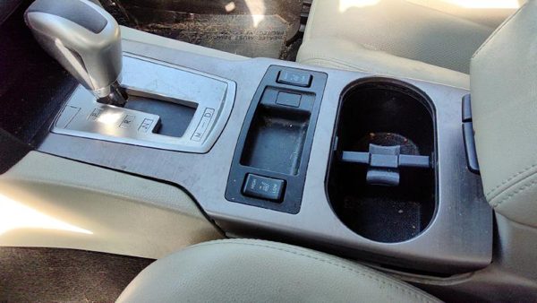 2012 Subaru Legacy Front Console Wil Warm Ivory — photo 2