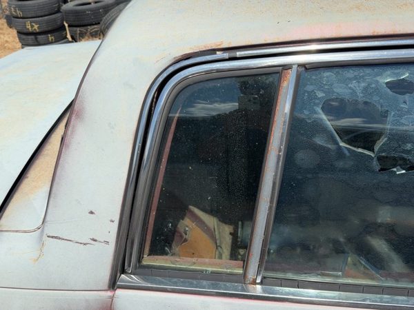 85-90 Park Ave Passenger Right Rear Vent Window Back Door Glass With Frame Oem — photo 1