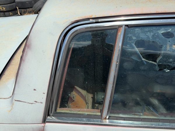85-90 Park Ave Passenger Right Rear Vent Window Back Door Glass With Frame Oem — photo 2