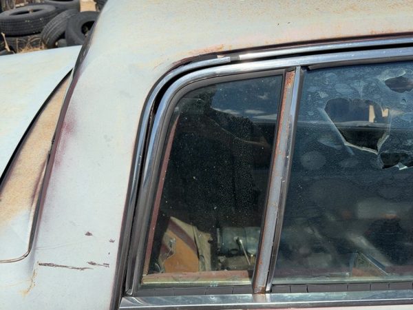 85-90 Park Ave Passenger Right Rear Vent Window Back Door Glass With Frame Oem — photo 3