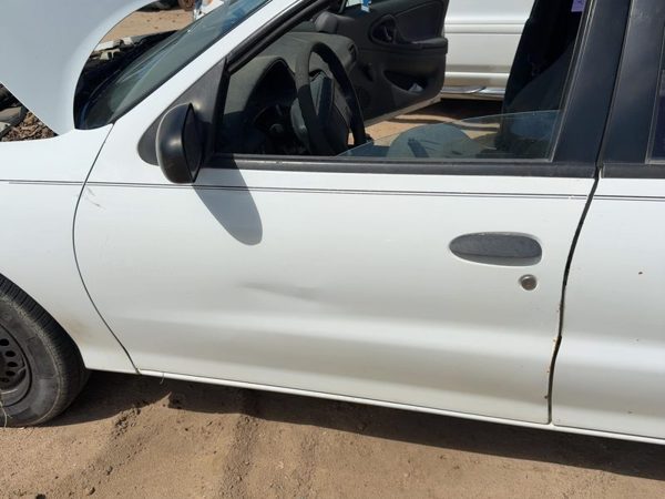 2001 Chevrolet Cavalier Front Door LH Bright White 16U — photo 2