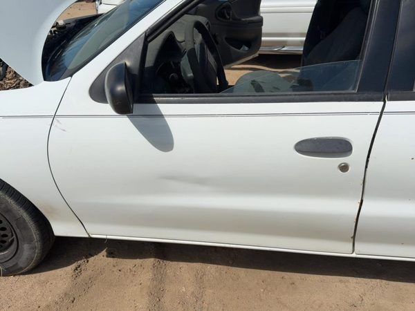 2001 Chevrolet Cavalier Front Door LH Bright White 16U — photo 3