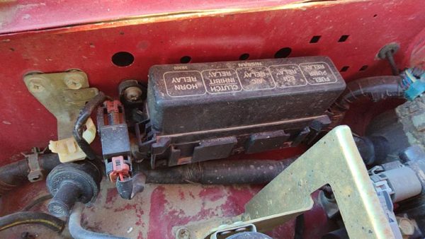 1997 Nissan Pickup Engine Fuse Box — photo 2